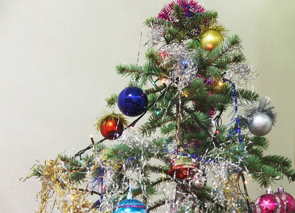 クリスマスツリーに吊るされたクリスマスツリーボールの装飾 — ストック写真