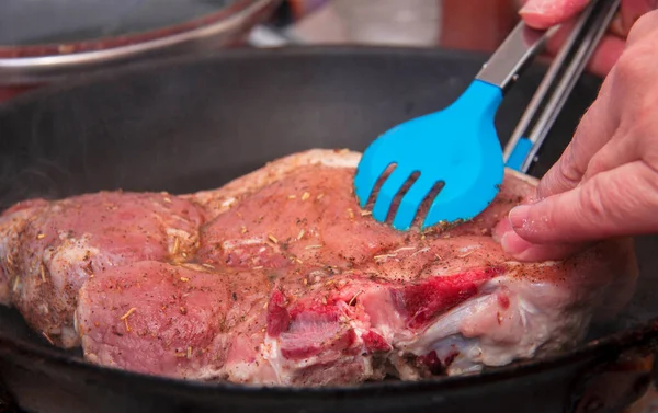 Mulher Transformando Pedaço Carne Porco Crua Resh Com Especiarias Por — Fotografia de Stock