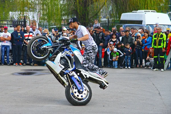 Beyaz Mavi Motosikletli Moto Serbest Stil Pilot Pyatigorsk Rusya Moto — Stok fotoğraf