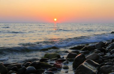 Denizin üstünde güzel bir gün batımı. Deniz kıyısında iyi akşamlar. Karadeniz kıyısı