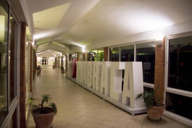 Otelde pencereleri olan boş bir salon.