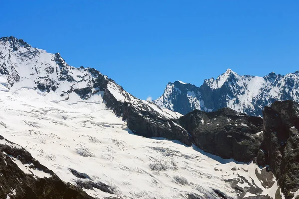 Dombai Dağları Kar Altında Açık Mavi Gökyüzü — Stok fotoğraf