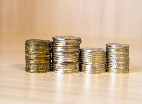 Стопки российских дифференциальных монет, лежащих на белом столе