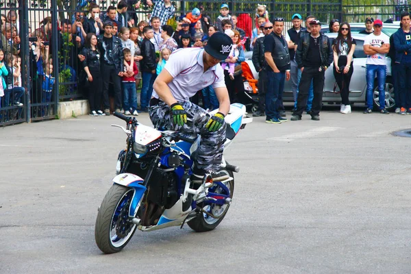 Moto Free Style Pilot Białym Niebieskim Motocyklu Stunting Placu Pyatigorsk — Zdjęcie stockowe