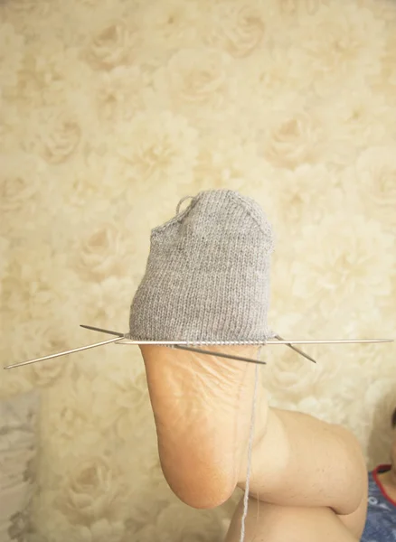 Vrouw Probeert Een Onafgewerkte Grijze Wol Sok Haar Been Lichte — Stockfoto