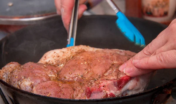 Mulher Transformando Pedaço Carne Porco Crua Fresca Com Especiarias Por — Fotografia de Stock