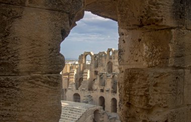 Pencereden El Jem Tunus 'un Coliseum' una bak. Kuzey Afrika 'daki antik amfitiyatro 13 Ekim 2018