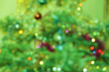 Noel ağacı dekorasyonunun arka planı Noel ağacında asılı duruyor.