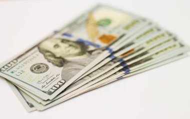 Yeni kağıt yığınları. Beyaz arka planda 100 dolar izole edilmiş.