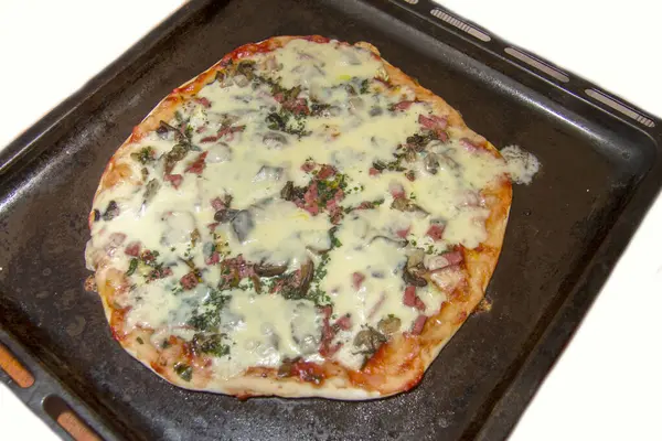 Hot Pizza Buatan Sendiri Dengan Mozzarella Jamur Goreng Sosis Dan — Stok Foto