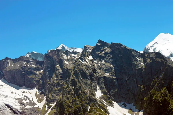 Dombai Caucasus Montanhas Picos Sob Neve Céu Azul Claro — Fotografia de Stock