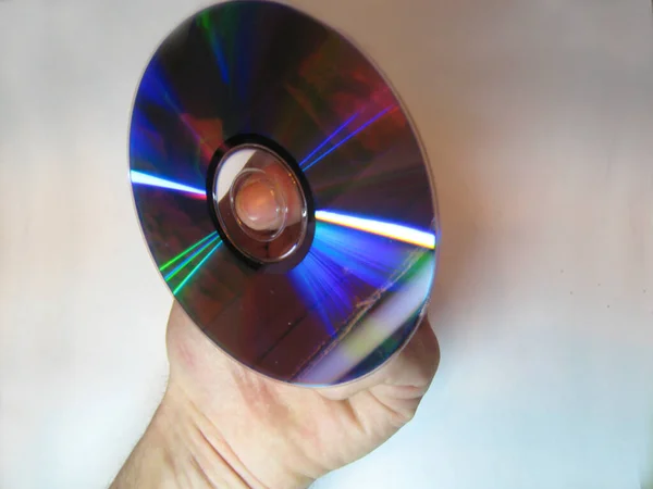 Mann Hält Auf Dem Finger Compact Disk Isoliert Auf Dem — Stockfoto