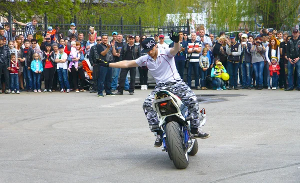 Beyaz Mavi Motosikletli Moto Serbest Stil Pilot Pyatigorsk Rusya Moto — Stok fotoğraf