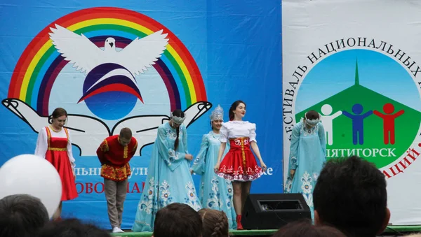 Festival Las Culturas Nacionales Danza Redonda Las Naciones Pyatigorsk Federación — Foto de Stock