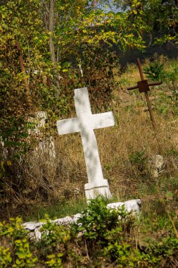 Kadim taş ve metal haçlar Eski Mezarlık 'ta, Mezarlık' ta. Pyatigorsk 'un tarihi parçası; Kuzey Kafkasya tarihi Rusya Federasyonu 04 Ekim 2020