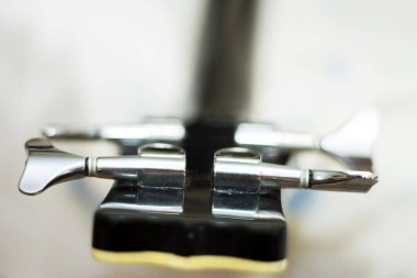 Beyaz arkaplanda izole edilmiş akustik bir bas gitar.