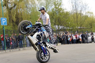 Beyaz ve mavi motosikletli Moto serbest stil pilot Pyatigorsk Rusya Moto sezonunun açılışı 1 Mayıs 2015