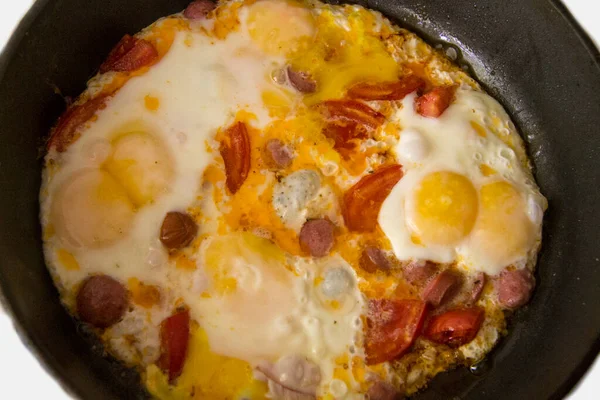 Huevos Enteros Asados Por Mañana Sartén Negra Con Tomate Salchichas —  Fotos de Stock