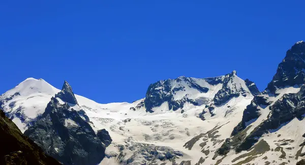 Dombai Caucasus Montanhas Picos Sob Neve Céu Azul Claro — Fotografia de Stock