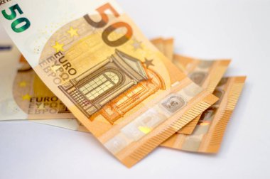 Elli avroluk banknotlar, beyaz arka planda izole bir şekilde yere düşüyor