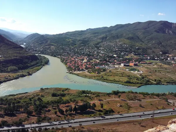 Gürcistan 'ın Mtskheta kenti yakınlarında birleşen Aragvi ve Kura nehirleri