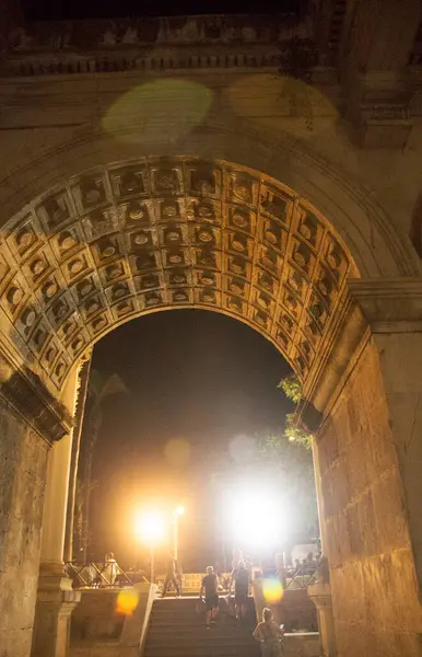 2019年9月24日夜间古城的阿德里安城门 — 图库照片