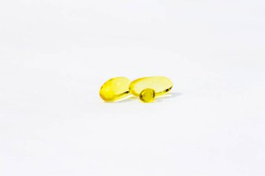 D vitamini kapsülü diğer adıyla balık yağı beyaz arka planda izole edilmiş.
