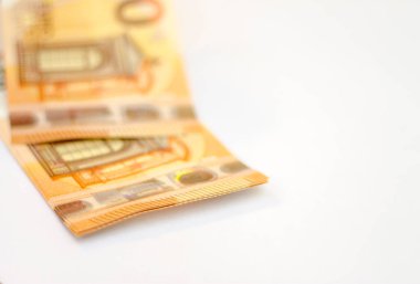 Elli Euro 'luk banknot yığını beyaz arkaplan üzerine çöküyor