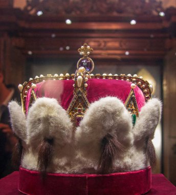 Avusturya 'nın kutsal tacı Viyana yakınlarındaki Roma Katolik kilisesinin Klosterneuburg manastırında.