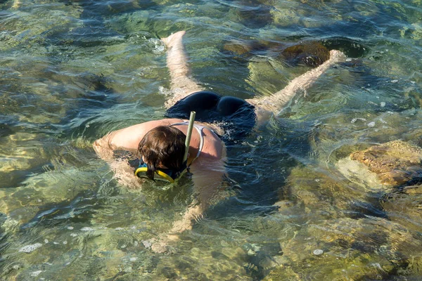 Mujer Adulta Sumergiéndose Aguas Cristalinas Del Mar Cerca Una Orilla — Foto de Stock