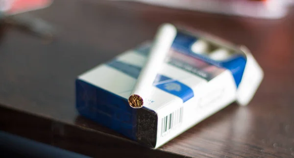 Egy Doboz Cigi Filterekkel Asztalon Egy Cigaretta — Stock Fotó