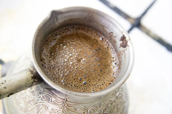 Café Saboroso Quente Tradicionalmente Prepearing Turk Velho Closeup Quente Fogão — Fotografia de Stock