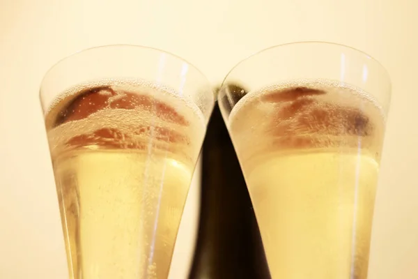 Çmeden Önce Bir Şişe Şampanya Bir Çift Bardak — Stok fotoğraf