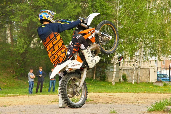 Moto Stuntrider Pilota Acrobazia Nel Parco Pyatigorsk Federazione Russa Apertura — Foto Stock