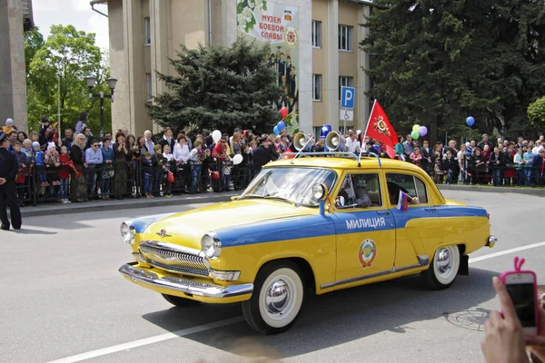 勝利の日の71Th記念日の勝利パレードでのレトロカーミリオンVolga Pyatigorsk Russia May 2016 — ストック写真