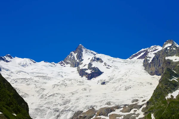 Kaukasus Berg Dombai Toppar Snö Och Klar Blå Himmel — Stockfoto