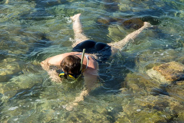 Mujer Adulta Sumergiéndose Aguas Cristalinas Del Mar Cerca Una Orilla Imagen De Stock