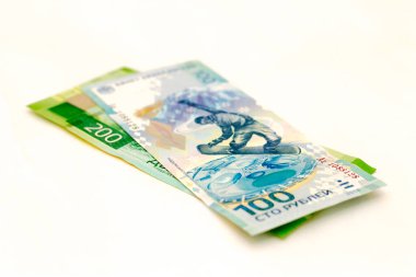 Beyaz arka planda yeni 100 ruble ve 200 ruble banknot Rusya Federasyonu tarafından izole edildi