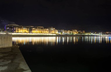Antalya Konyalti Türkiye 'deki gece kasaba sınırı ve gece vakti nehir yansıması