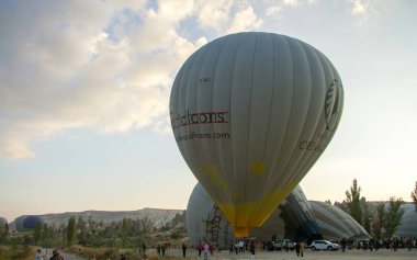 Mavi gökyüzüne karşı beyaz sıcak hava balonları Kapadokya üzerinde uçmaya başlıyor, Türkiye 27 Eylül 2019