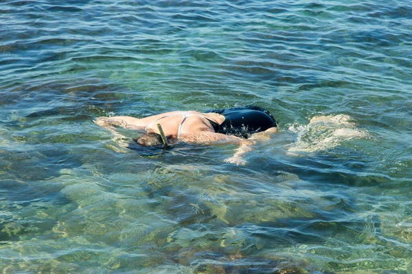 Mujer Adulta Sumergiéndose Aguas Cristalinas Del Mar Cerca Una Orilla — Foto de Stock