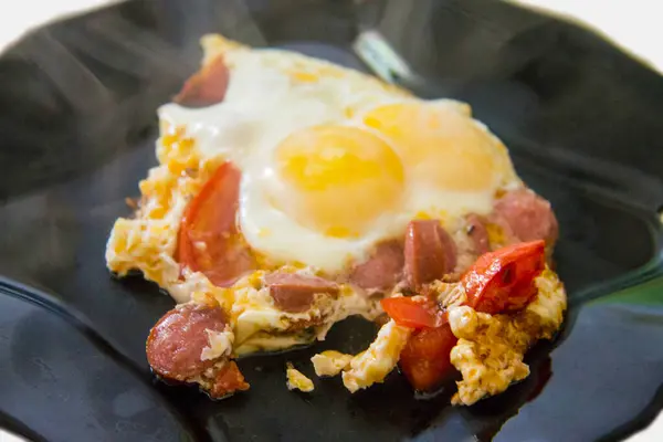 Huevos Enteros Asados Por Mañana Plato Negro Con Tomate Salchichas —  Fotos de Stock