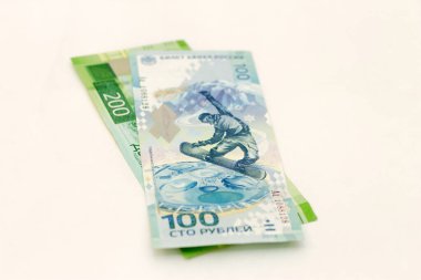 Beyaz arka planda yeni 100 ruble ve 200 ruble banknot Rusya Federasyonu tarafından izole edildi