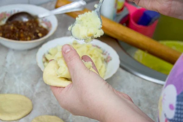 Mujer Cosas Tartas Caseras Con Patatas Cebolla Cocina Primer Plano —  Fotos de Stock