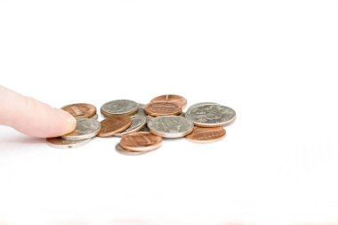 Beyaz arka planda izole edilmiş ABD 'nin bazı modern sikkelerine parmak basmak