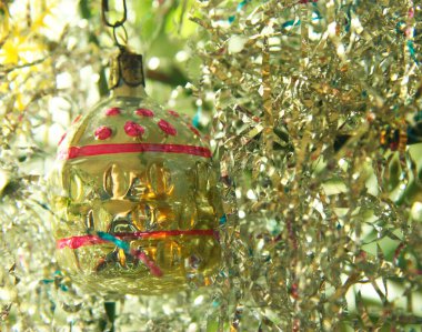 Eski model cam yeni yıl ve Noel ağacı süslemesi Noel ağacına yakın plan