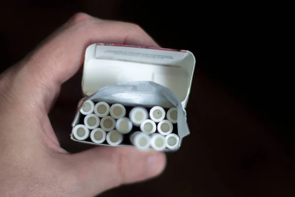 Homem Segurar Pacote Aberto Cigarros Com Filtros Fundo Escuro — Fotografia de Stock