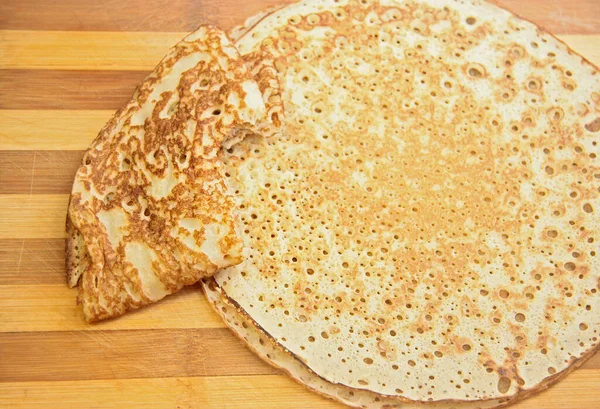 Stapel Von Heißen Hausgemachten Pfannkuchen Auf Dem Holzkochbrett — Stockfoto