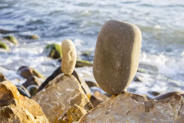 여름철에 해변에 균형잡힌 돌들과 광경을 배경으로 — 스톡 사진