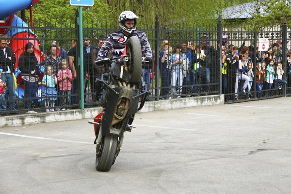 Meydanda Duran Kırmızı Motosikletli Moto Serbest Stil Pilot Pyatigorsk Rusya — Stok fotoğraf